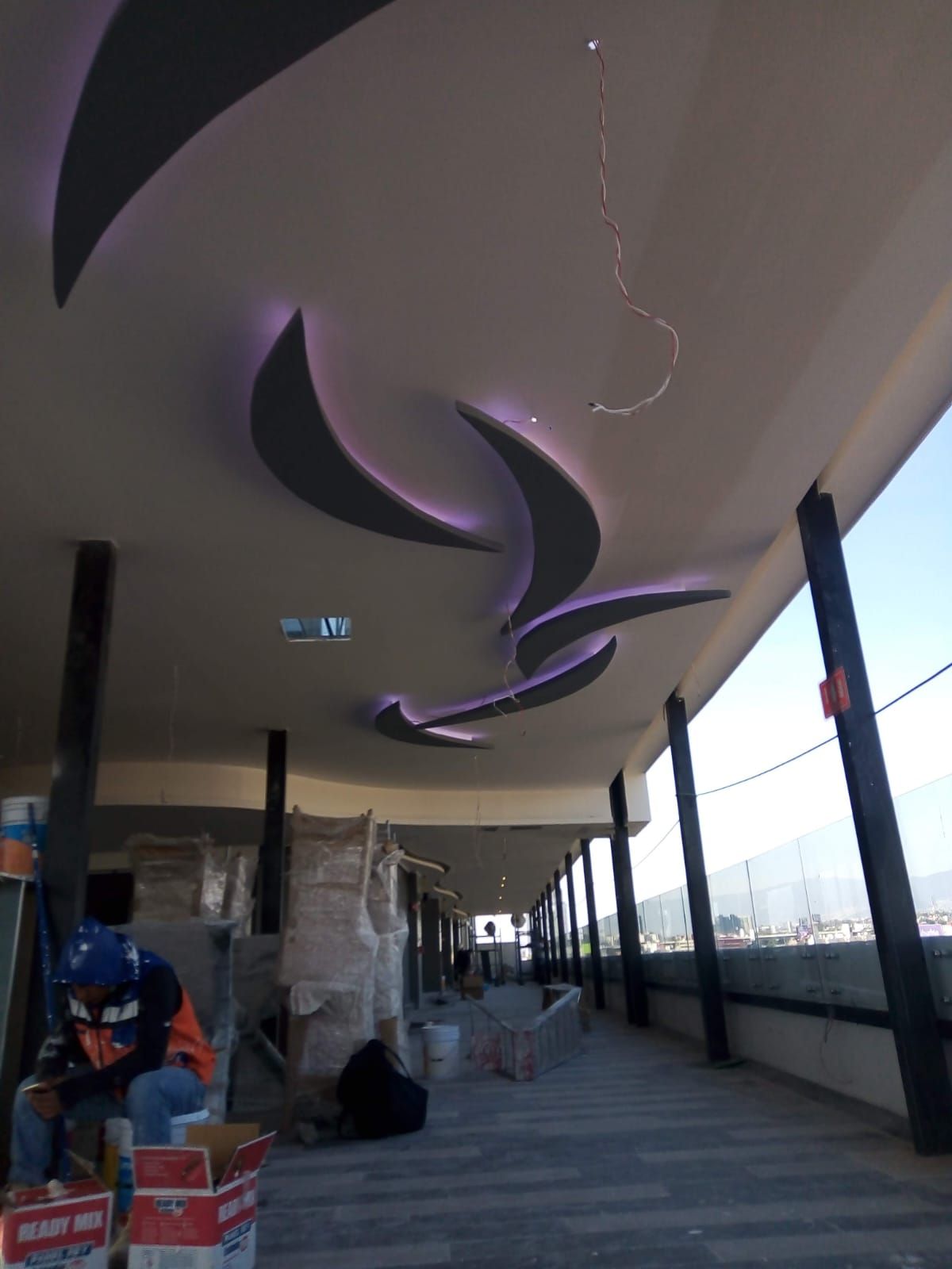 Plafón curvo con iluminación