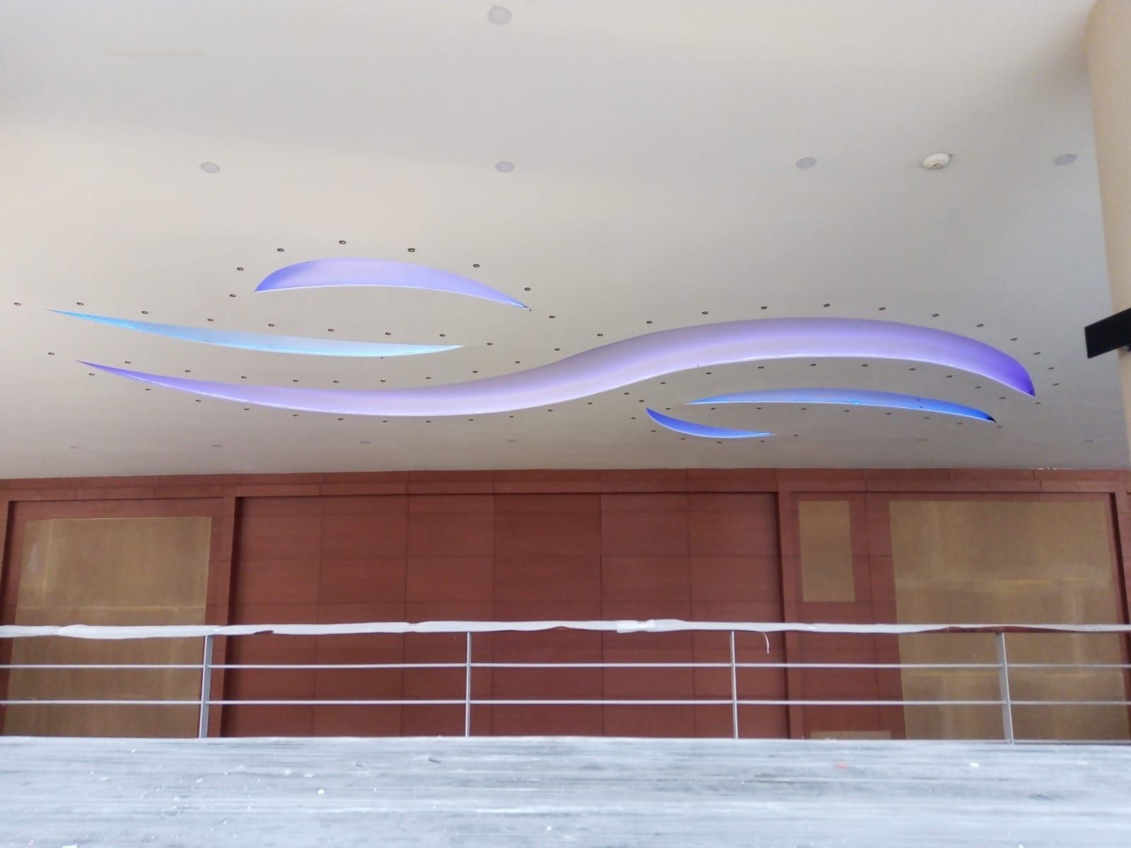 Plafón con ondas iluminadas